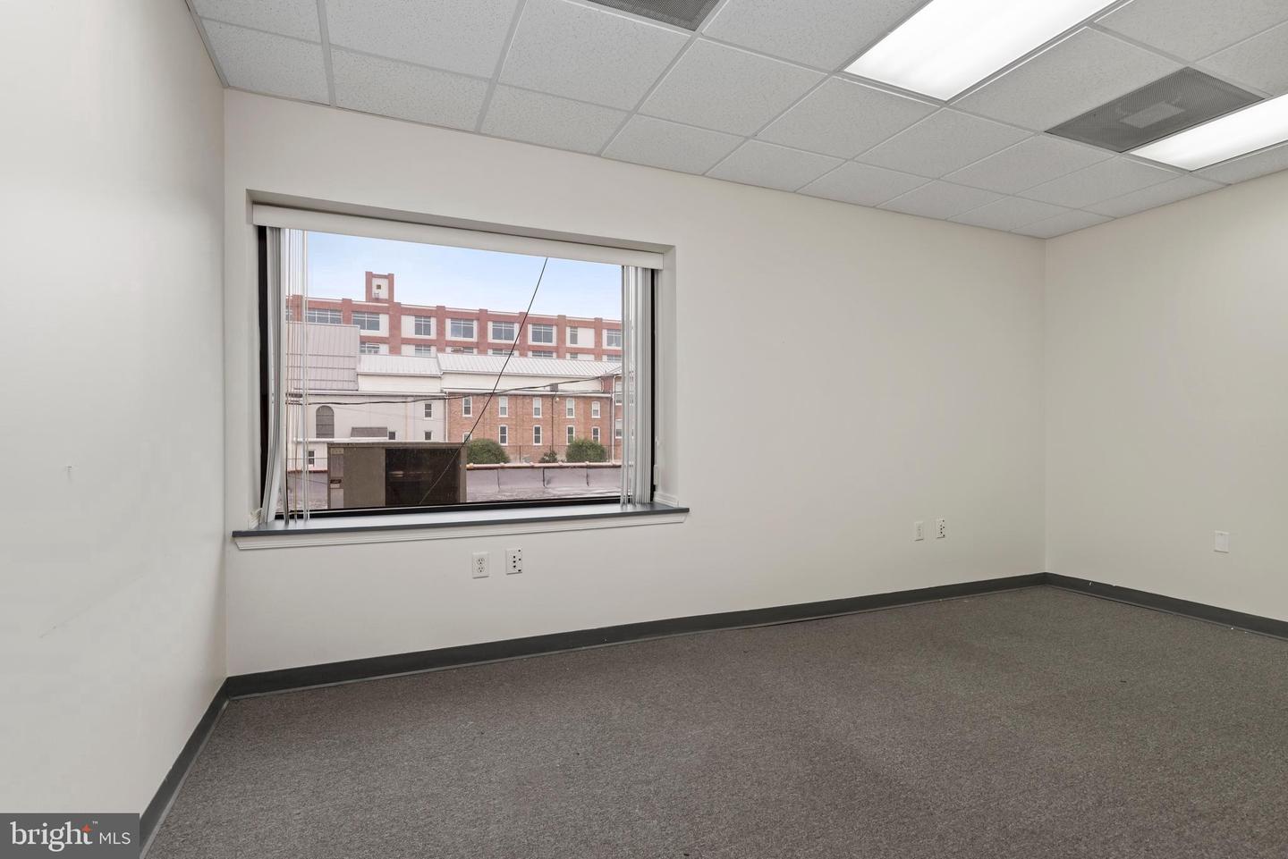 100 Franklin St W Property Photo 19