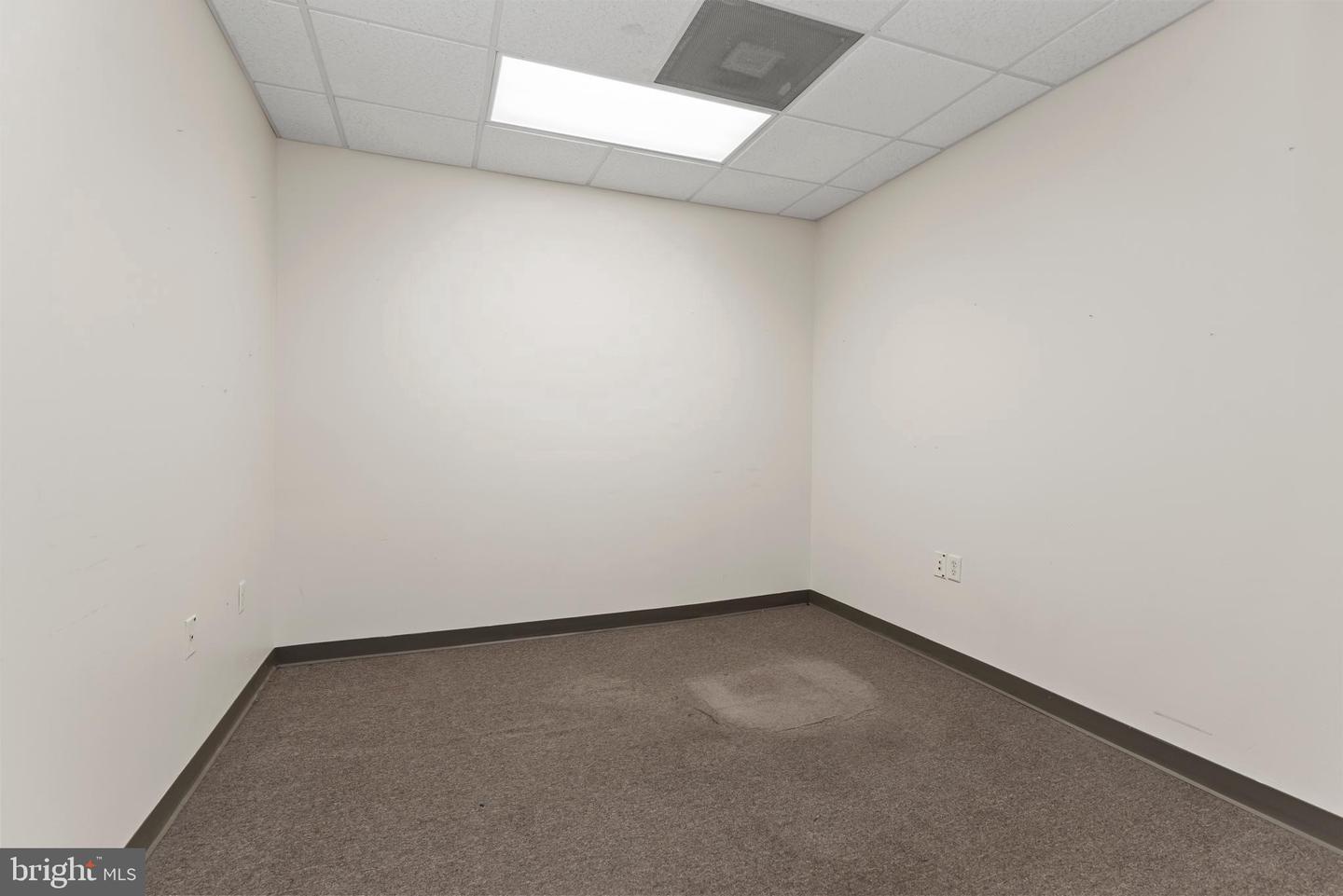 100 Franklin St W Property Photo 20