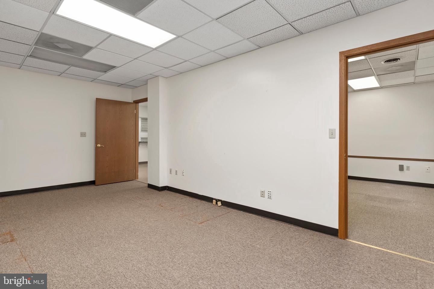100 Franklin St W Property Photo 21