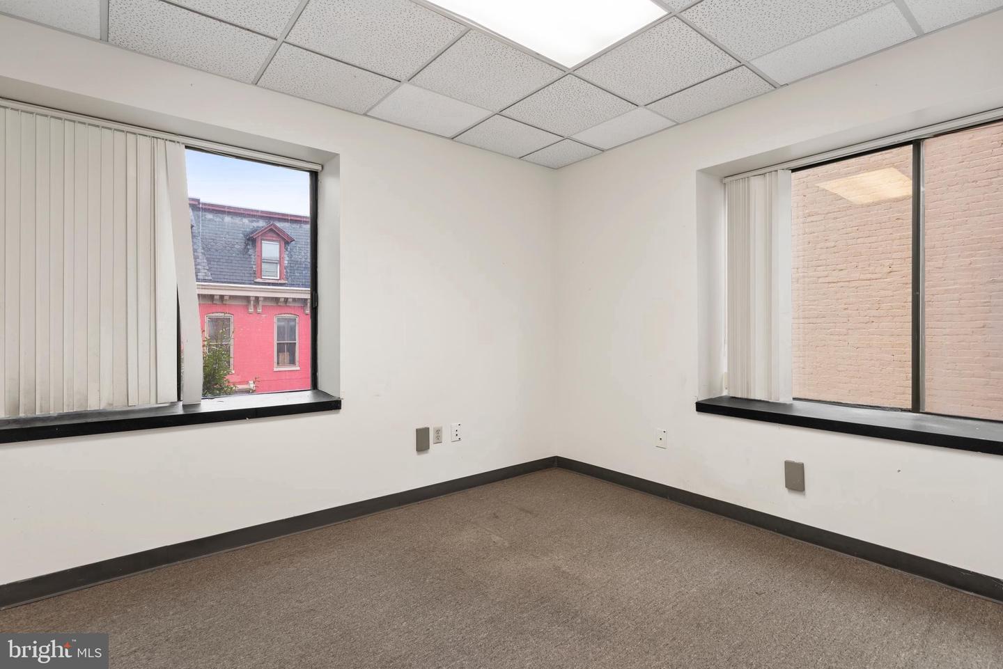 100 Franklin St W Property Photo 22