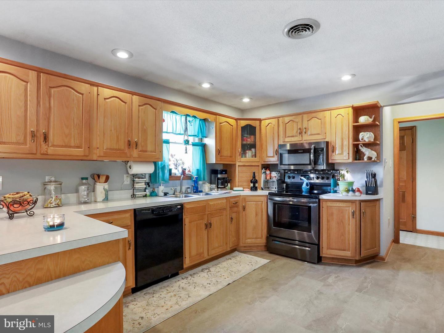 16710 Sterling Rd Property Photo 10