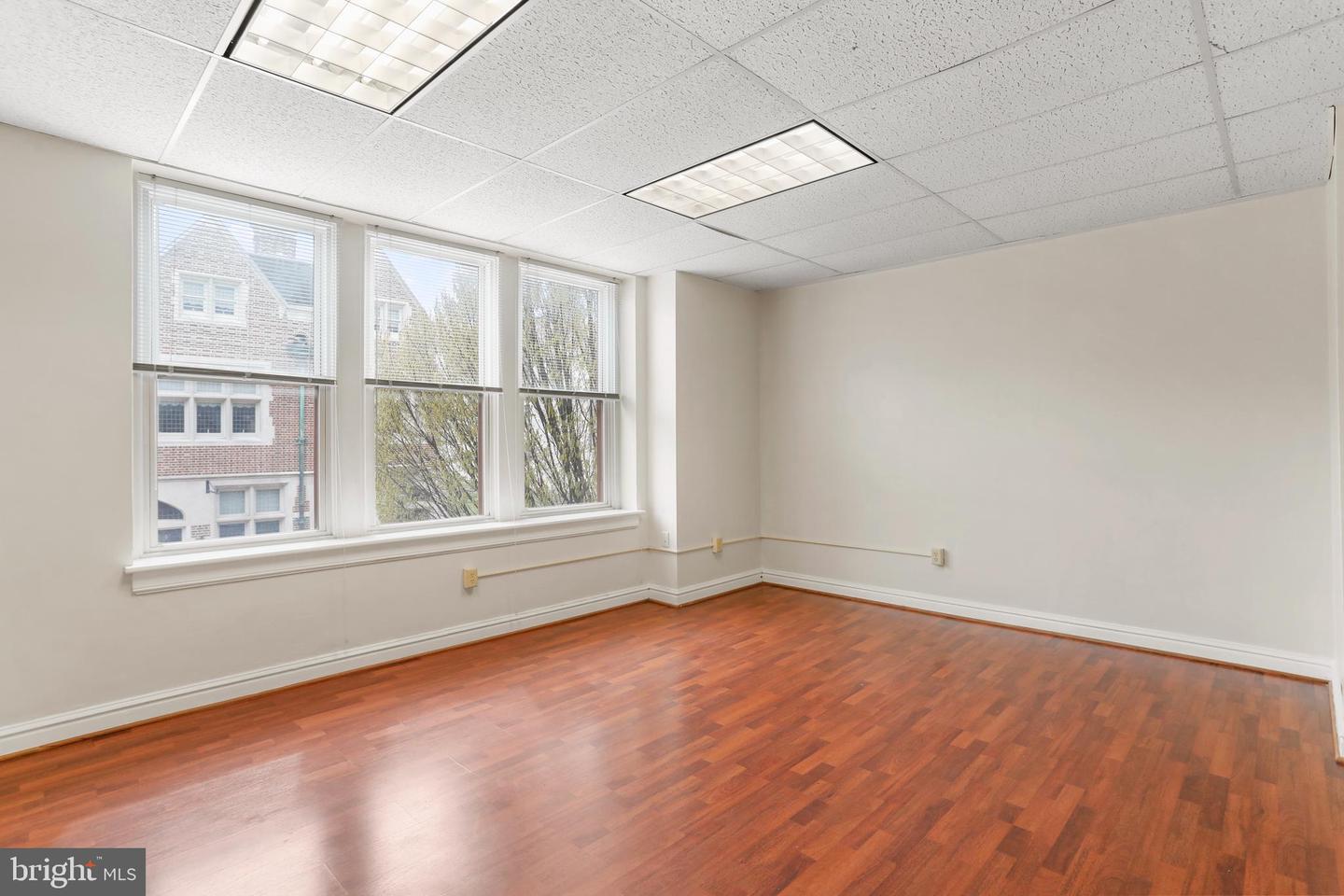 138-140 W Washington St #200 Property Photo 5