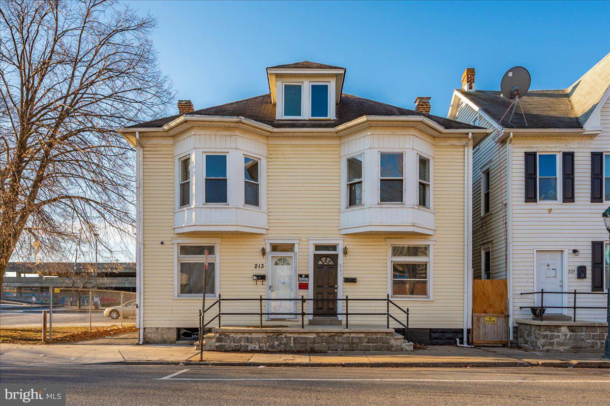 211 E Washington St Property Photo 1