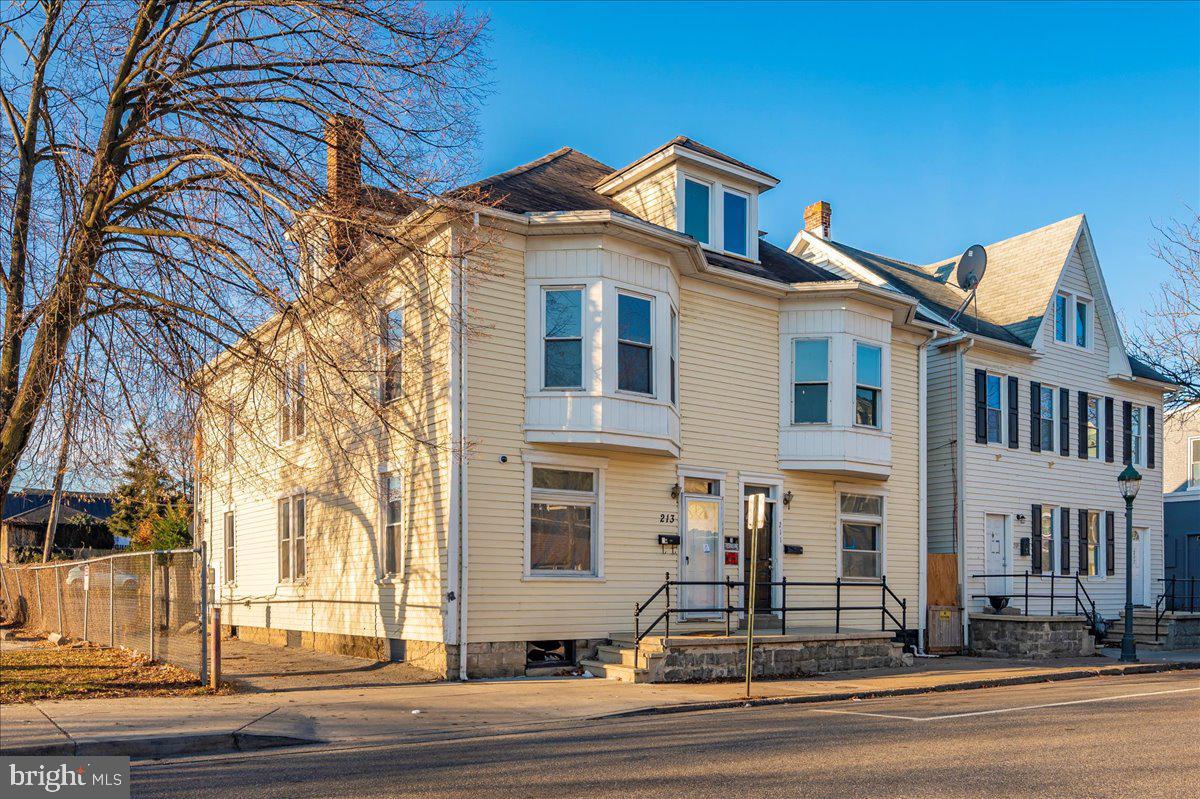 211 E Washington St Property Photo 2