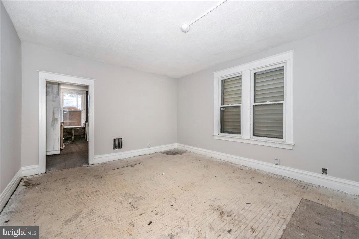 211 E Washington St Property Photo 7