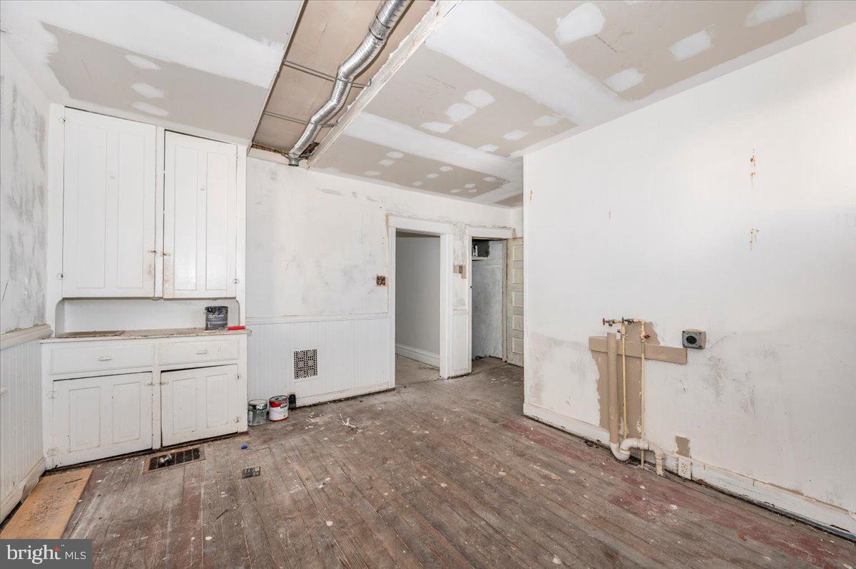 211 E Washington St Property Photo 9