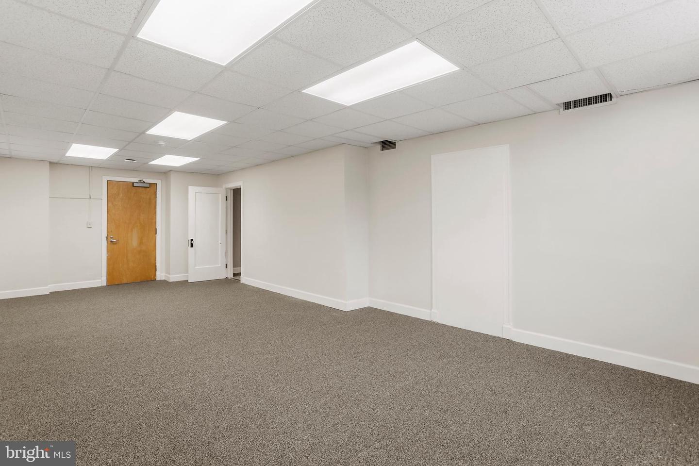 138-140 W Washington St #212/214 Property Photo 2