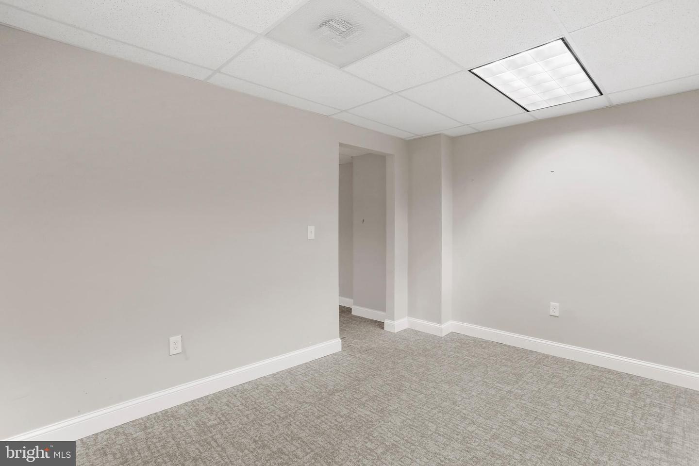 138-140 W Washington St #212/214 Property Photo 4