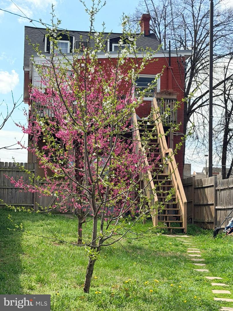228 E Washington St Property Photo 5