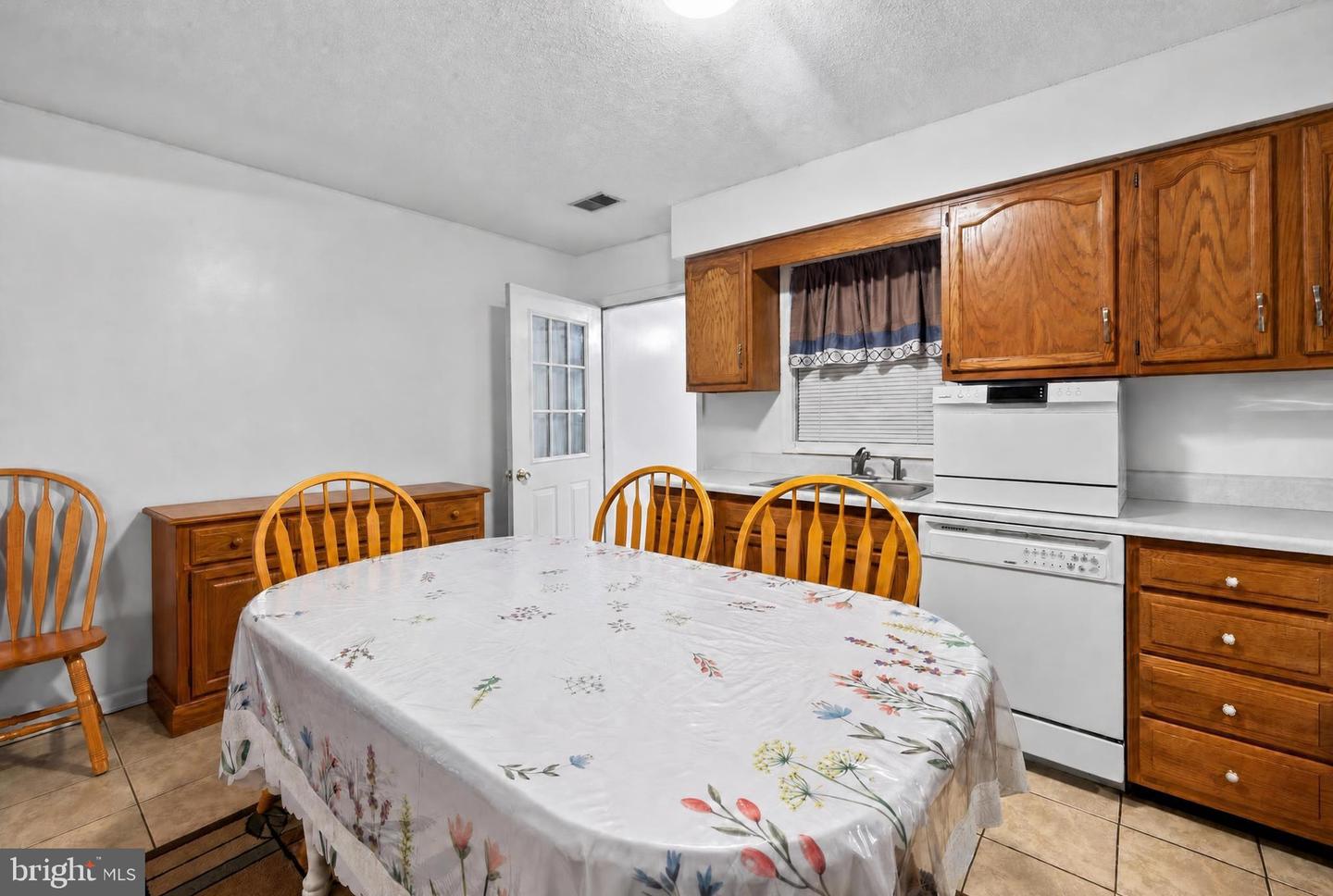 1048 Hampton Circle Property Photo 18