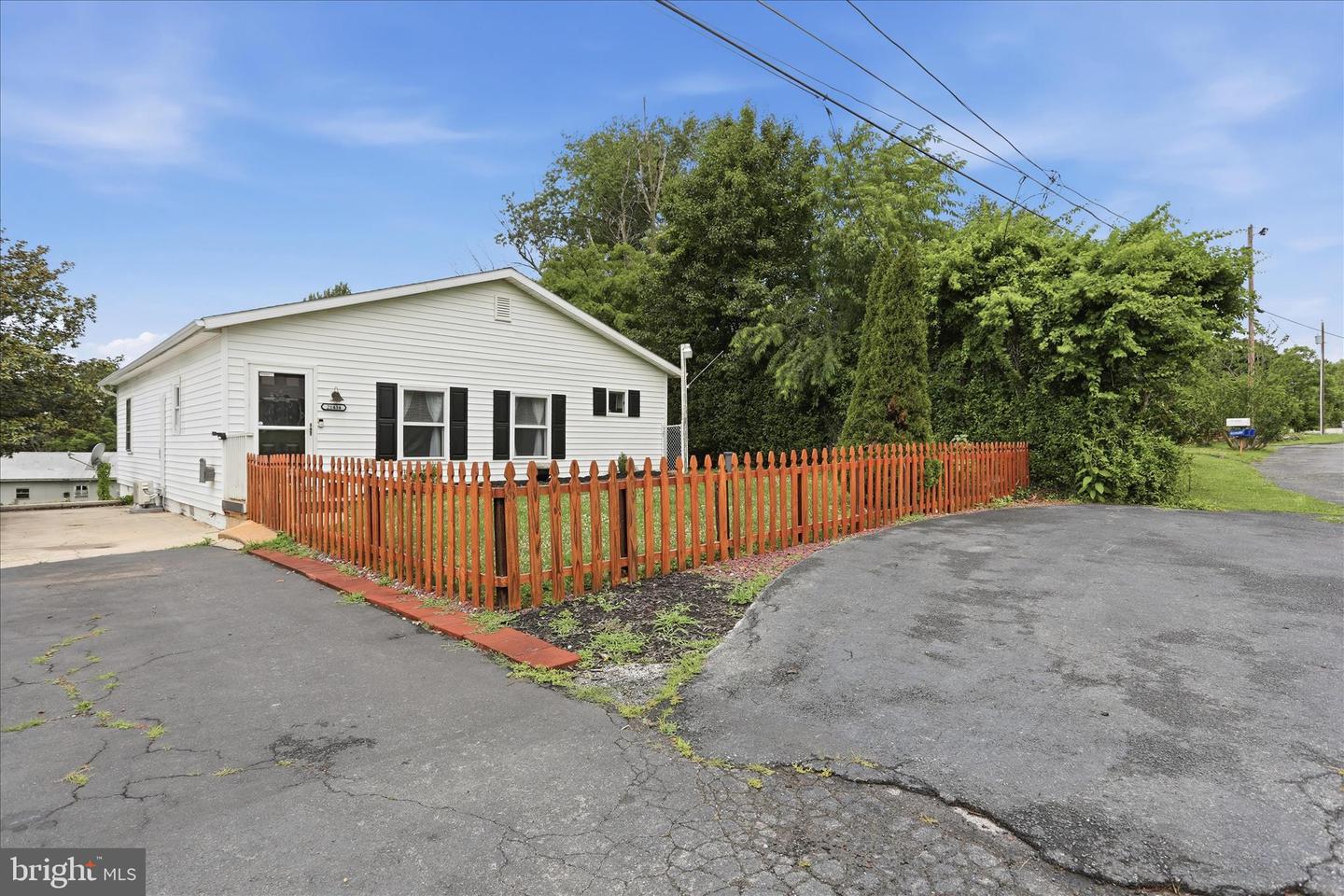 21434 Greenbrier Rd Property Photo 2