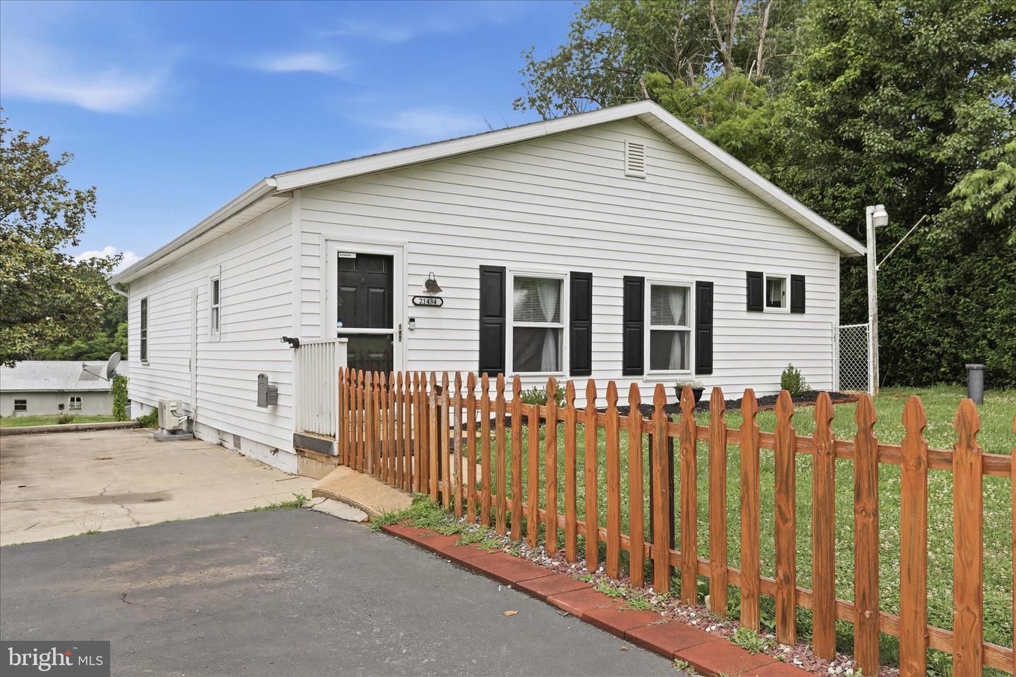 21434 Greenbrier Rd Property Photo 34