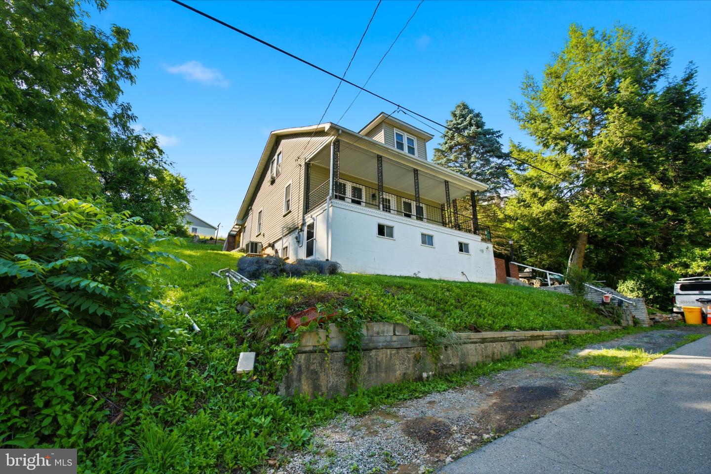 221 Dale St Property Photo 2