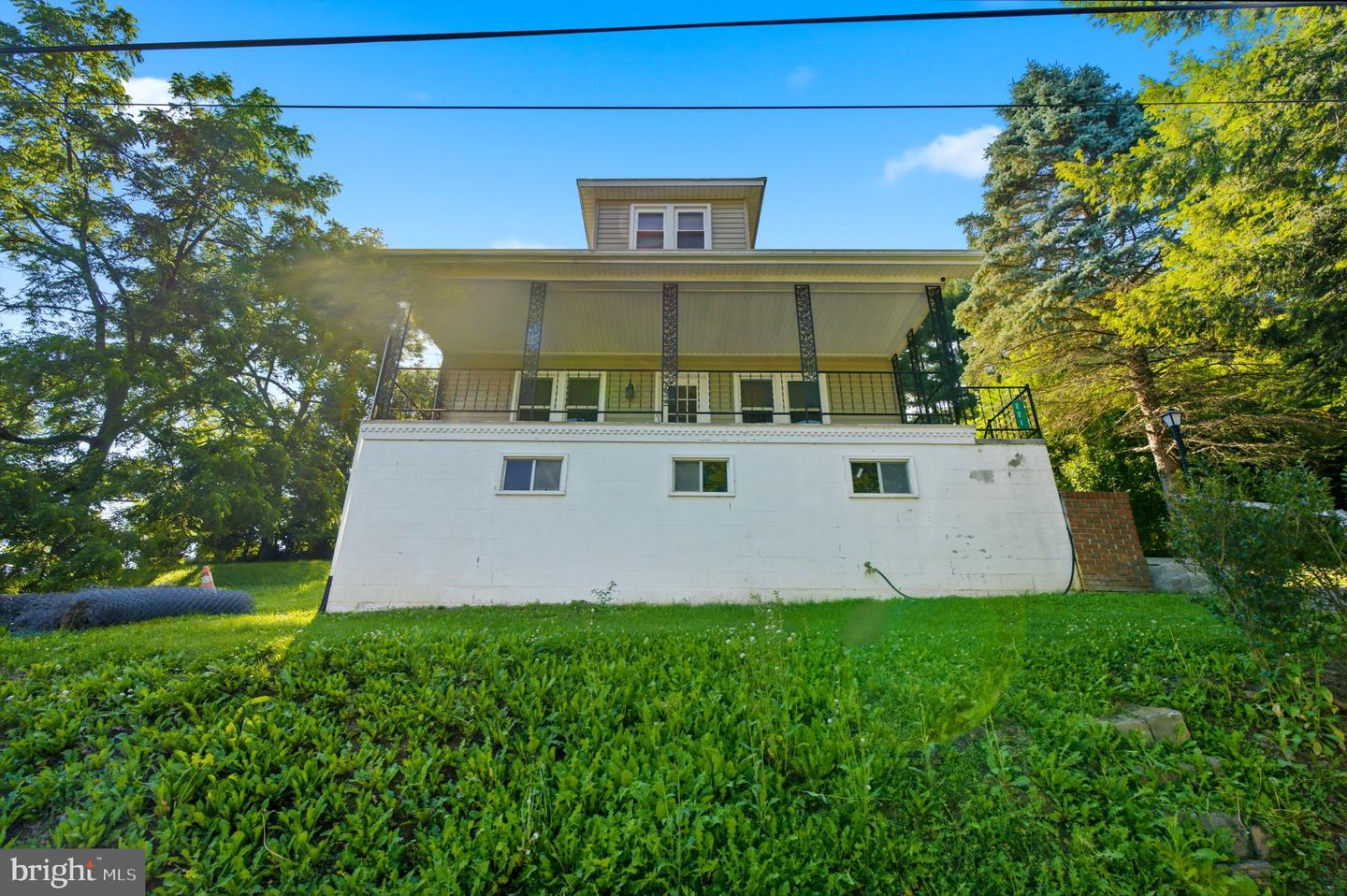 221 Dale St Property Photo 3