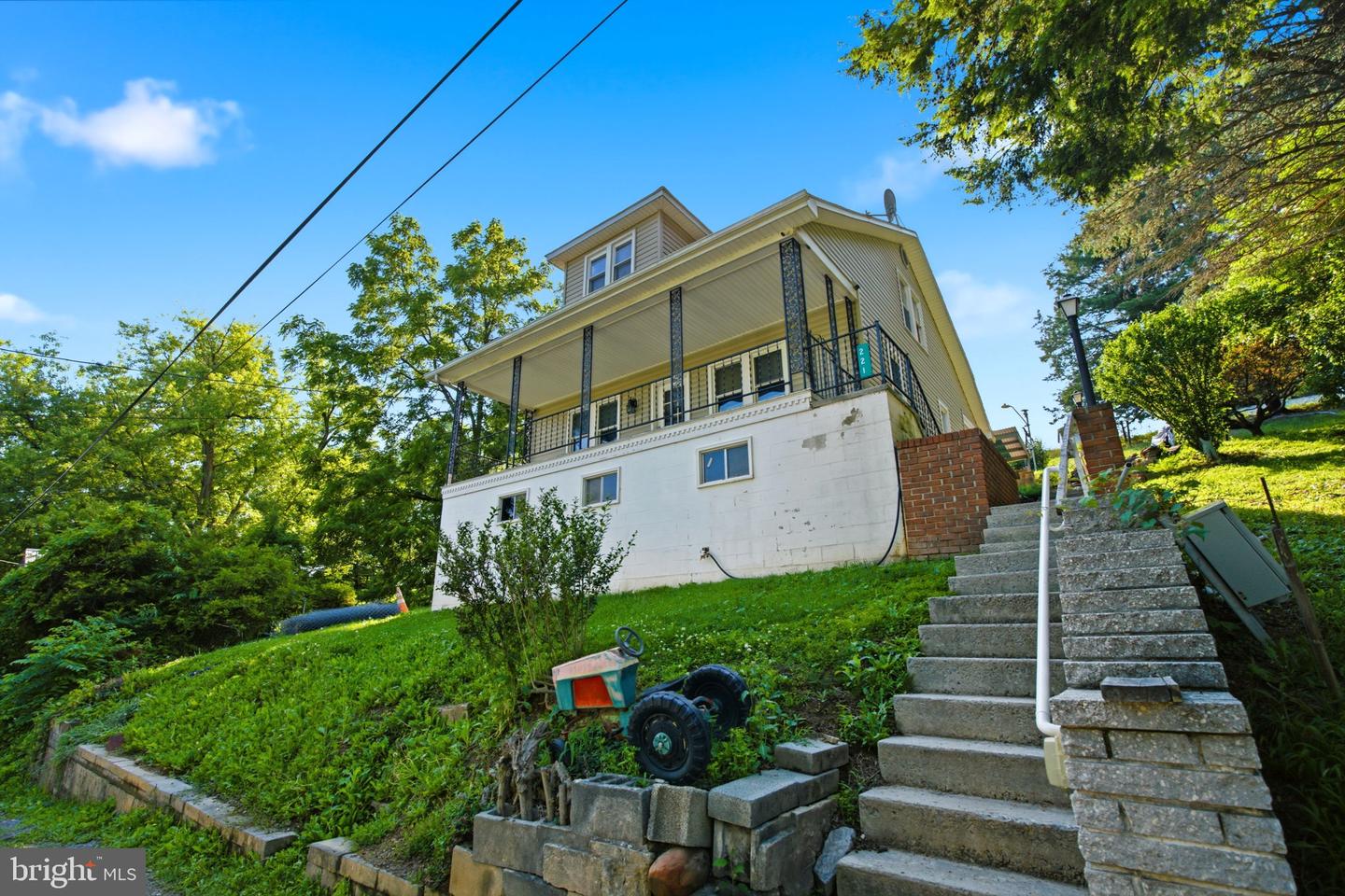 221 Dale St Property Photo 4