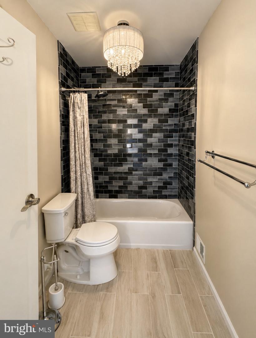 17904 Hickory Ln Property Photo 4