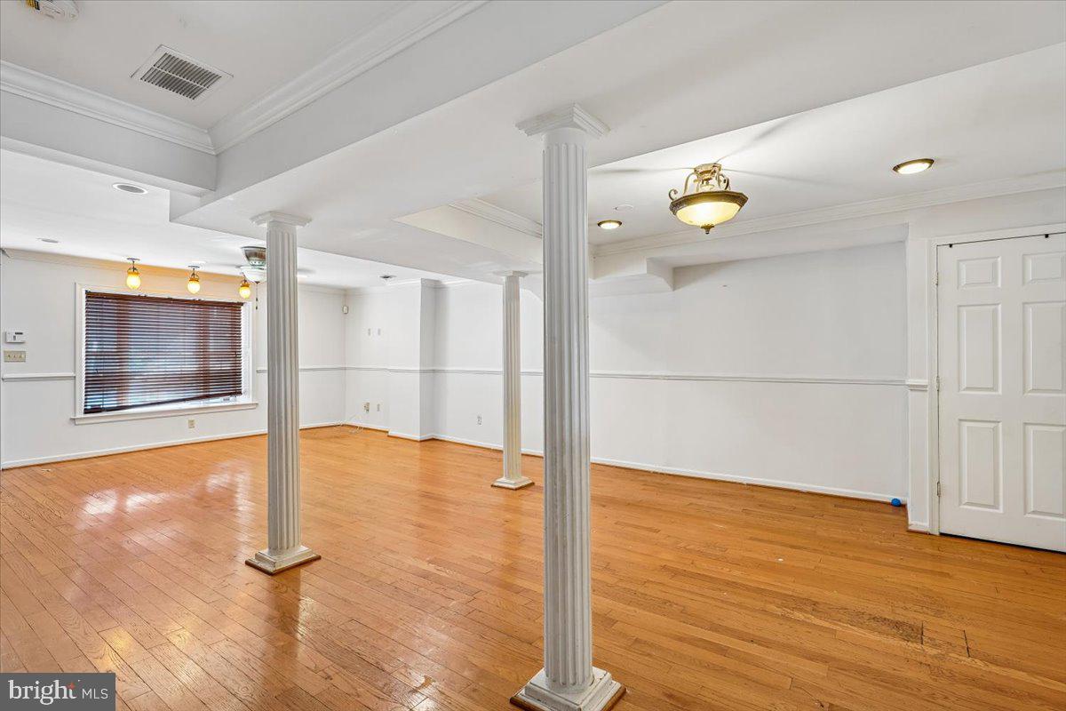 123 E Franklin St Property Photo 3