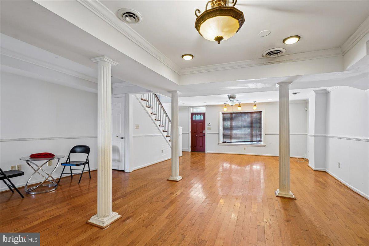 123 E Franklin St Property Photo 4