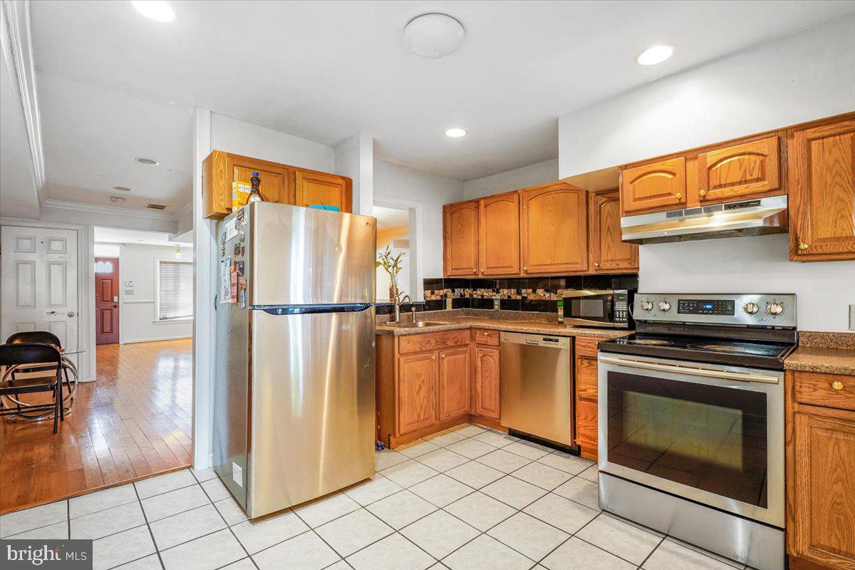 123 E Franklin St Property Photo 6