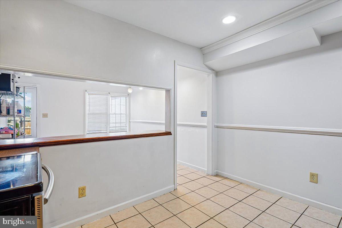 123 E Franklin St Property Photo 8
