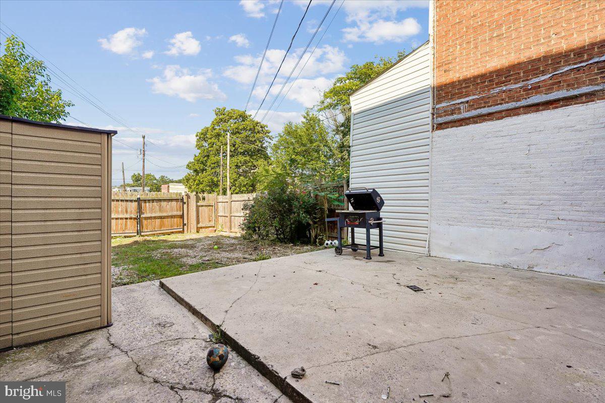 123 E Franklin St Property Photo 27