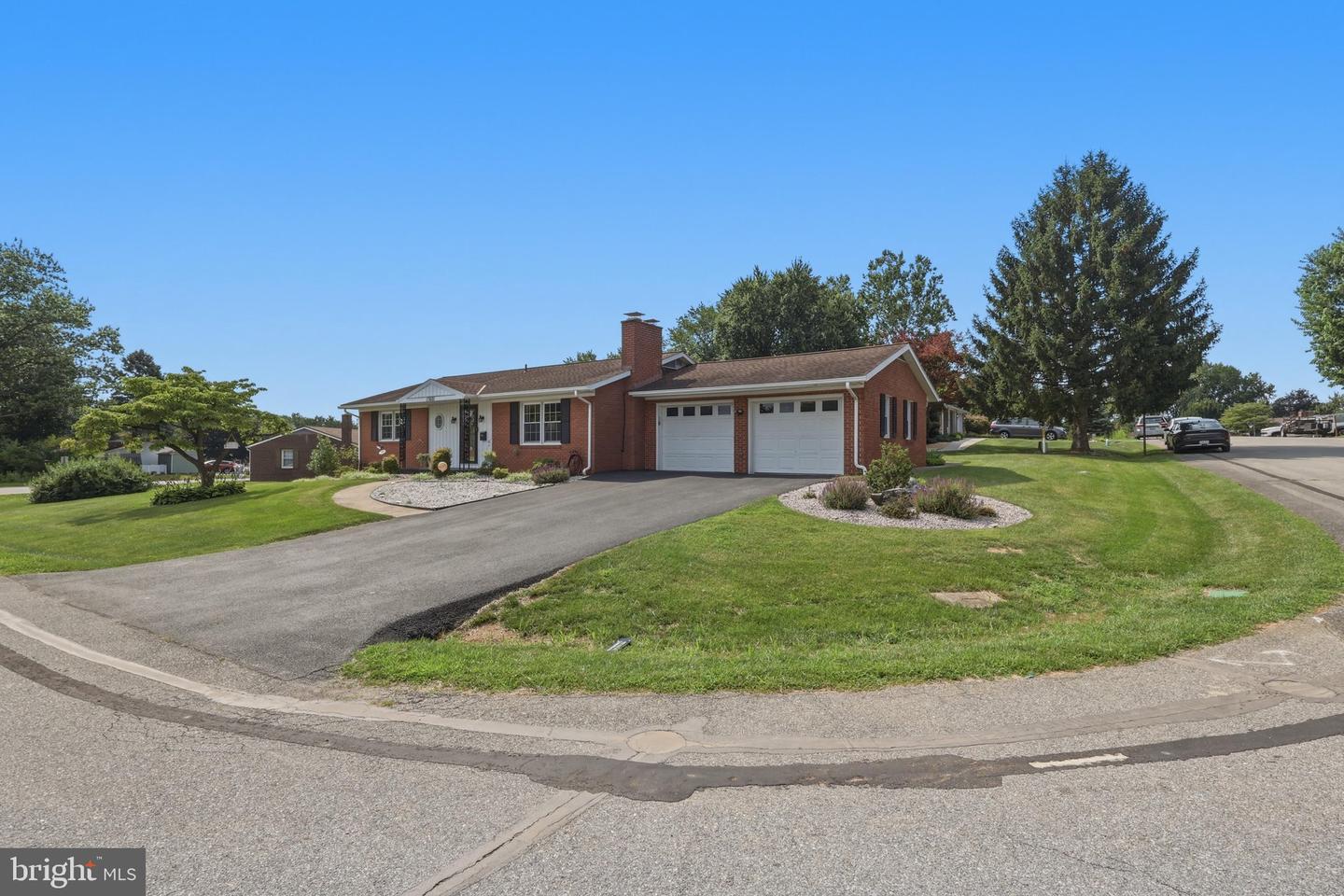 17601 Meadowood Dr Property Photo 2