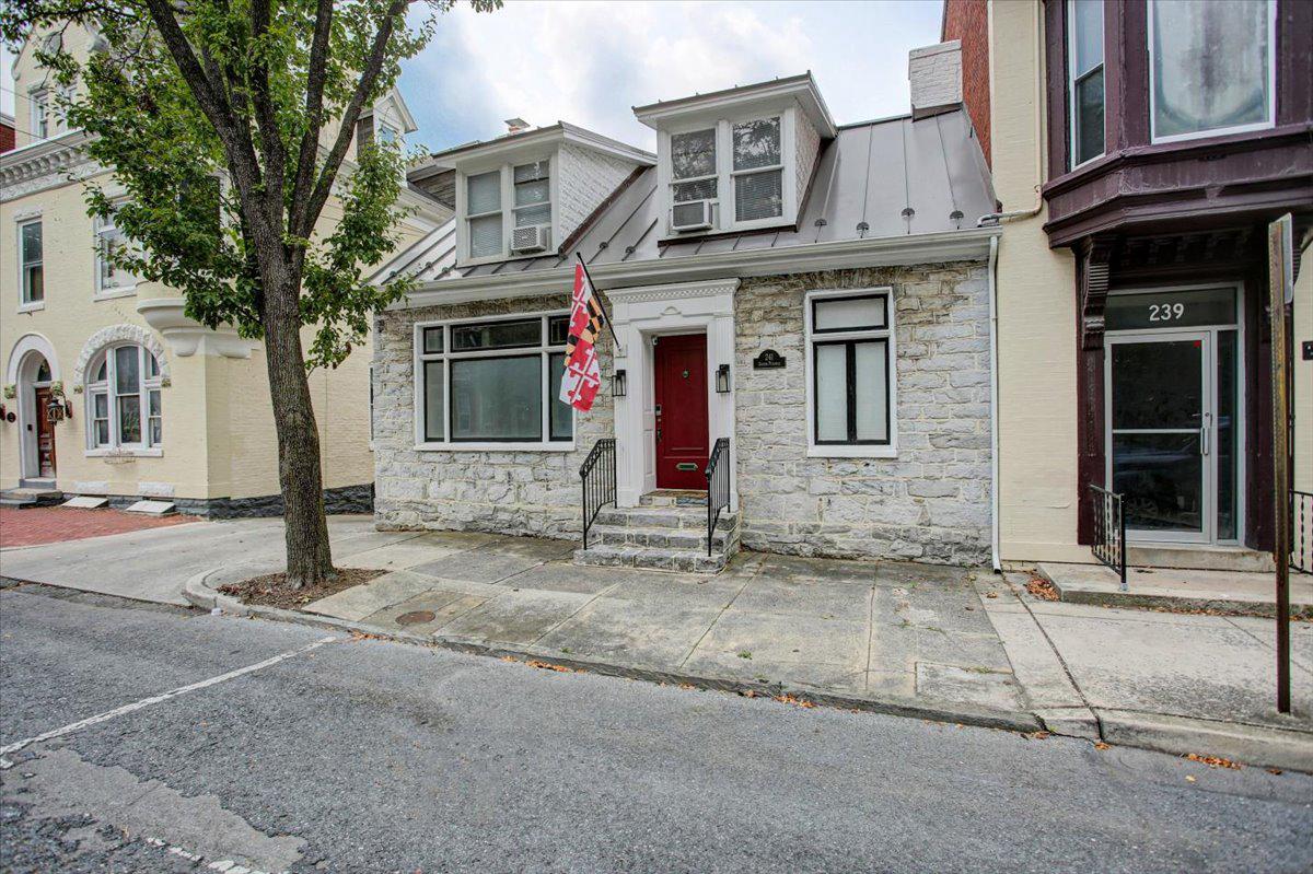 241 S POTOMAC ST Property Photo 1
