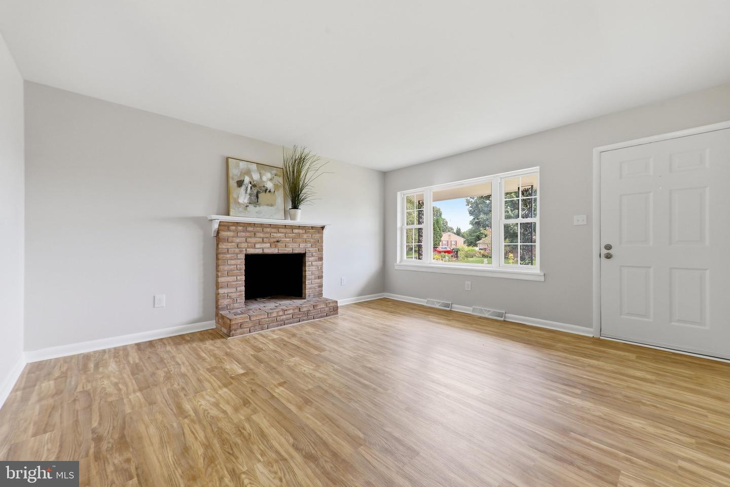 10802 Lincoln Ave Property Photo 4