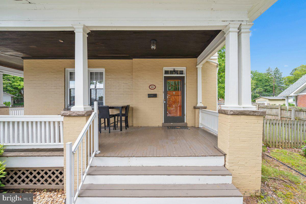 901 Dewey Ave Property Photo 6