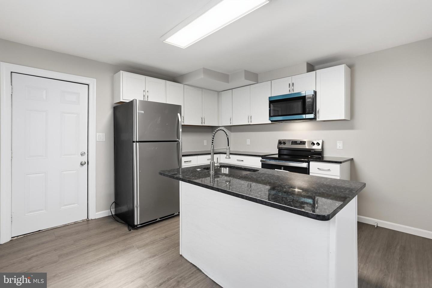 812 DALE ST Property Photo 1