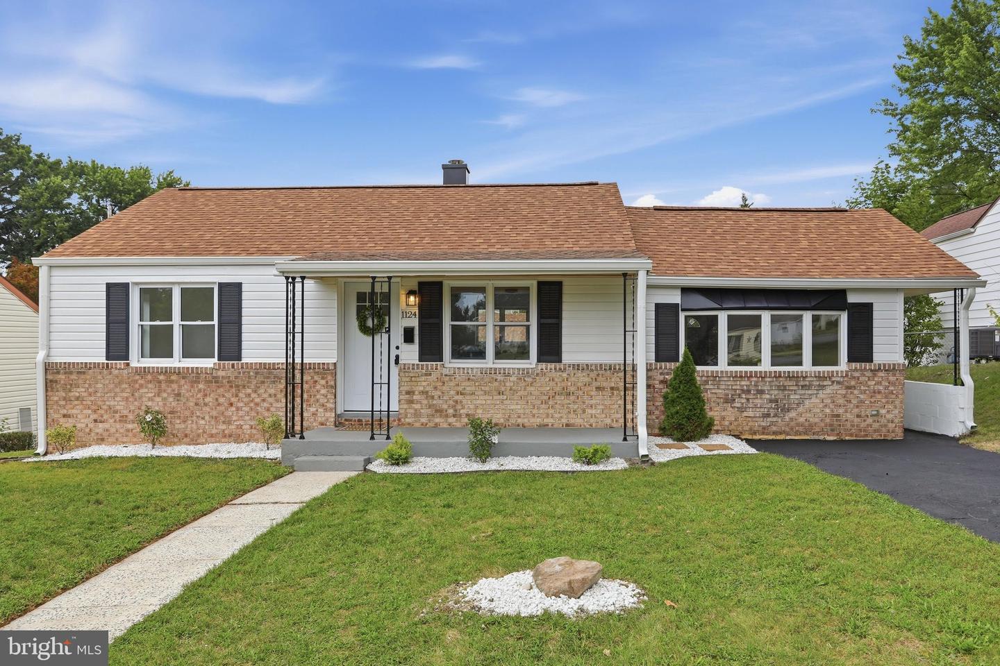 1124 SUNNYSIDE DR Property Photo 1