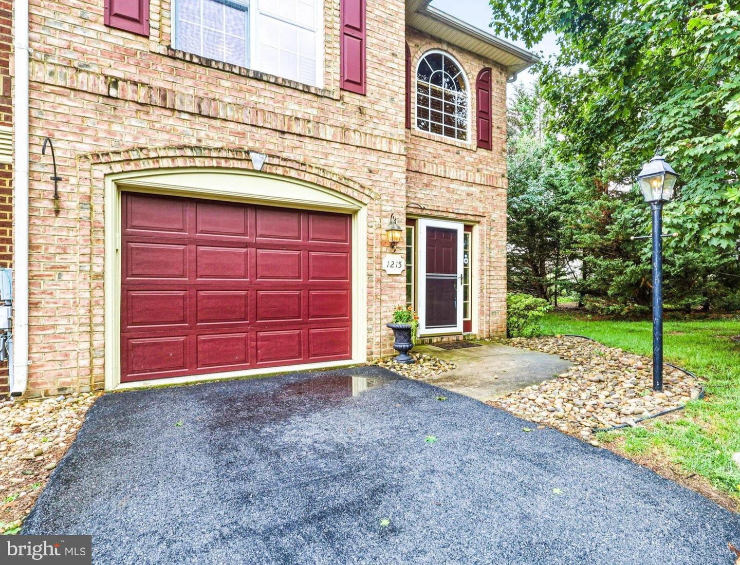 1215 Lindsay Ln Property Photo 2