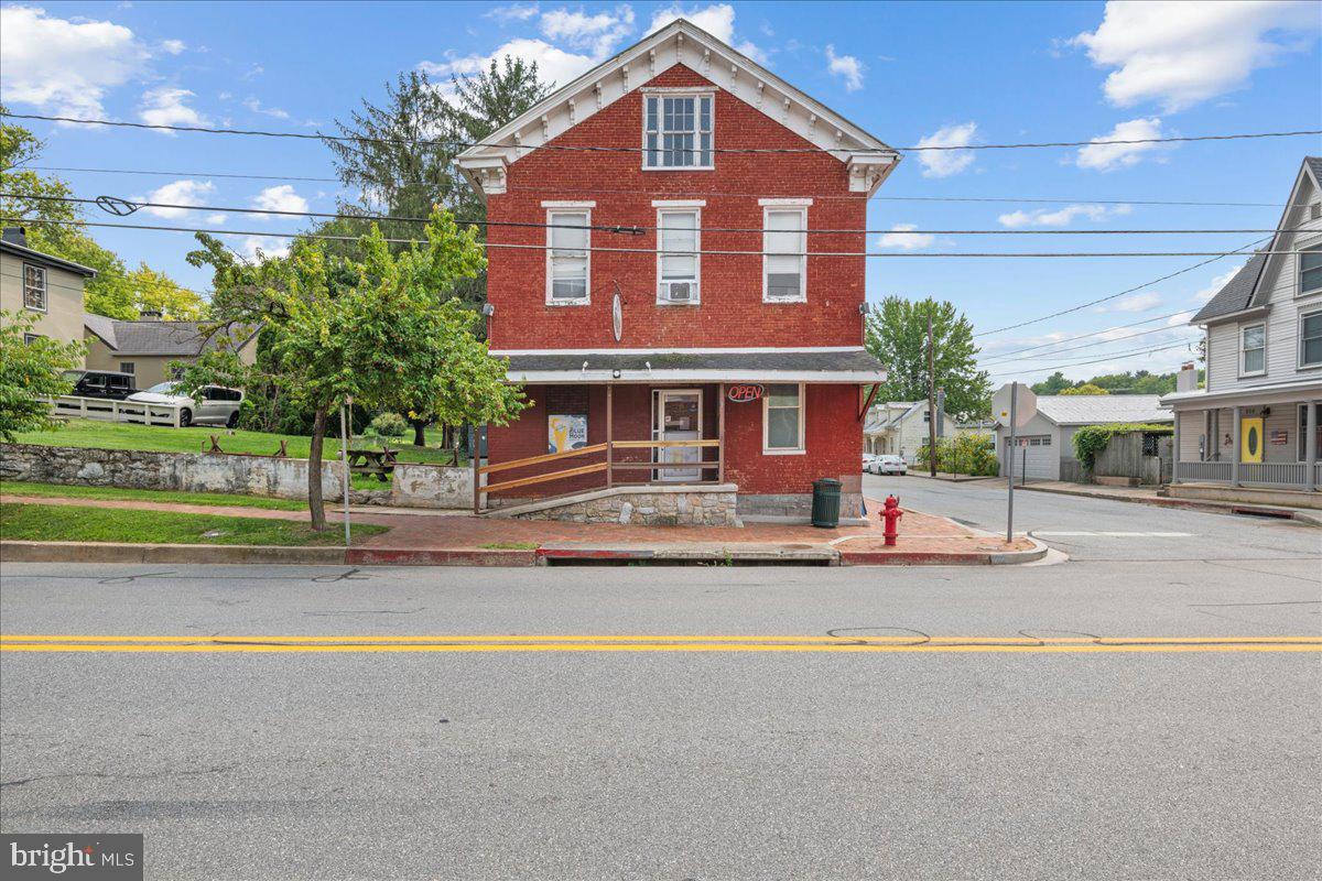144 Main St Property Photo 1