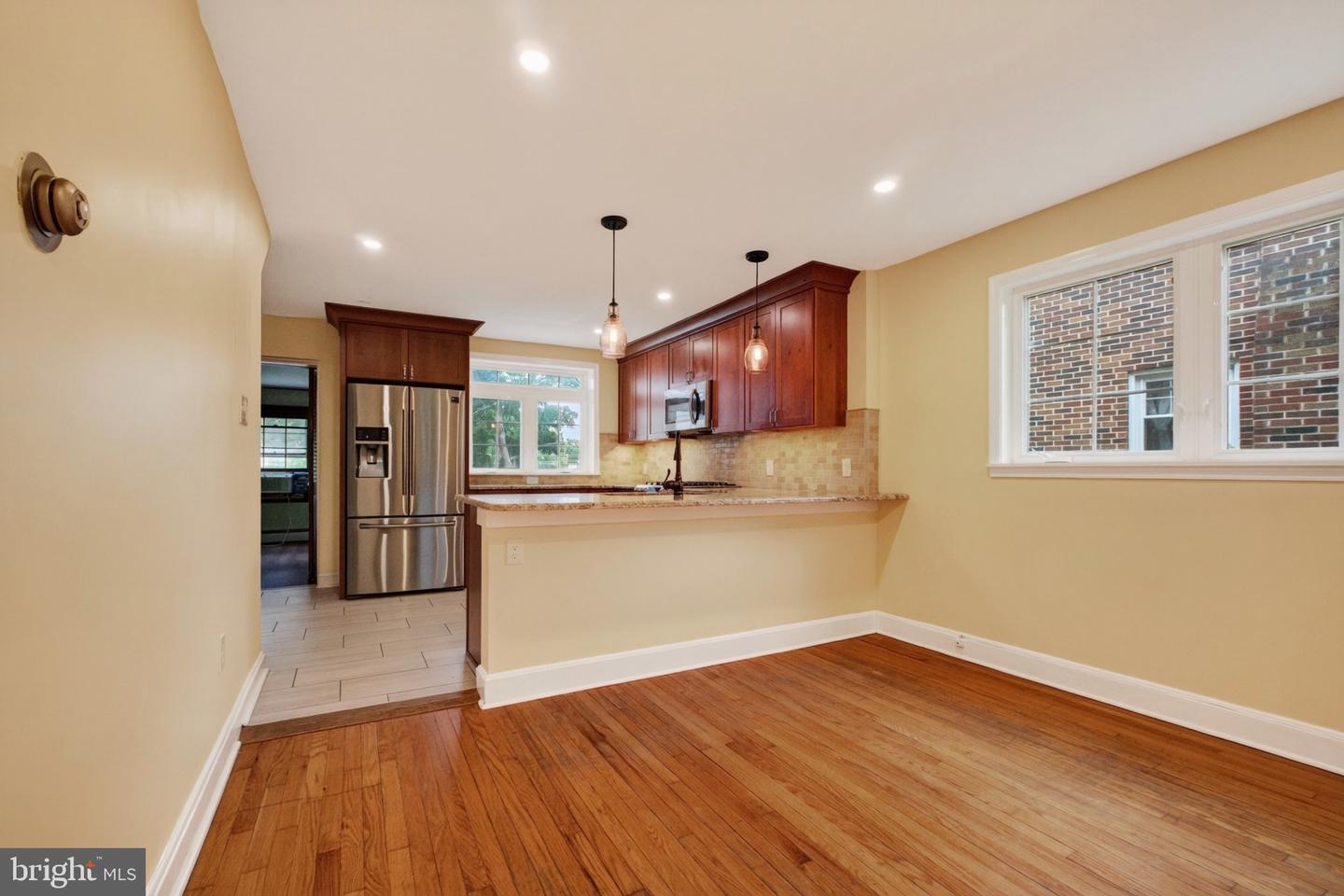 1045 Woodland Way Property Photo 4