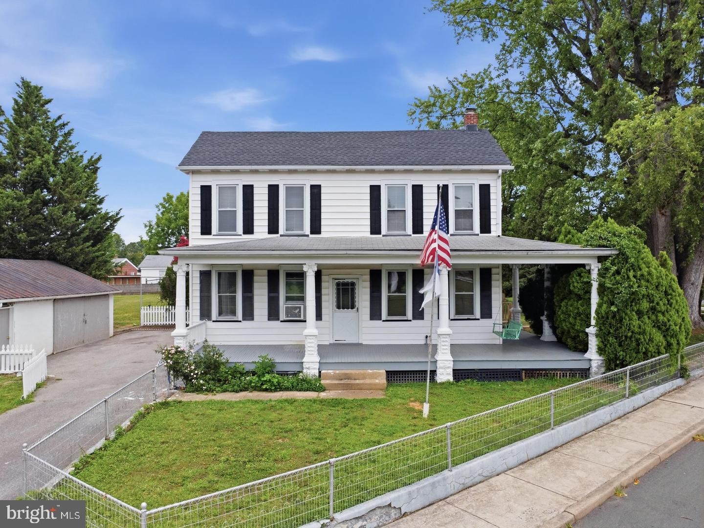 1041 SPRUCE ST Property Photo 1