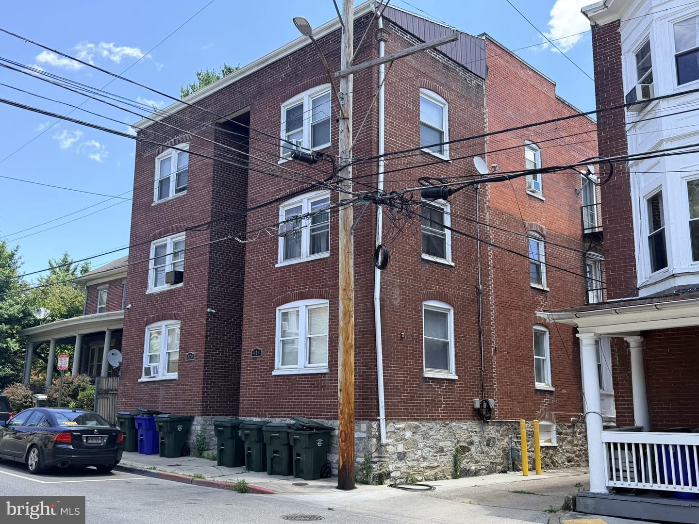 426 N Locust St Property Photo 3