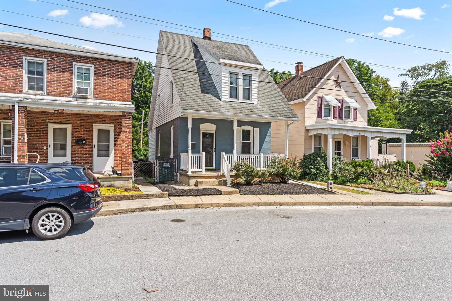 7 MOLLER AVE Property Photo 1