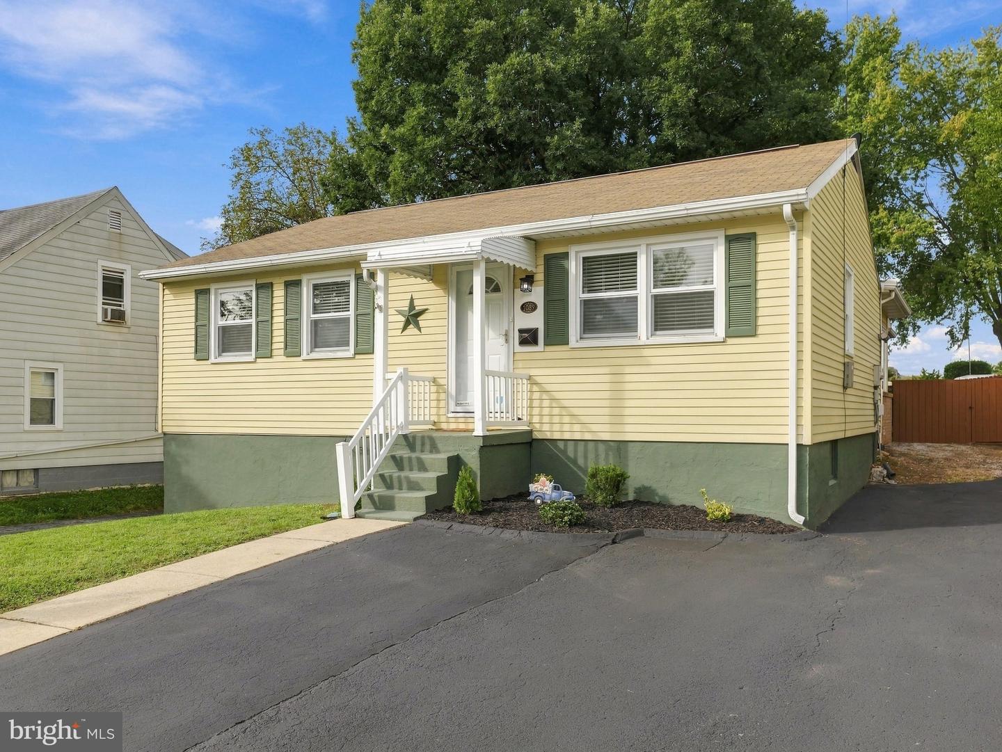 1089 MARSHALL ST Property Photo 1