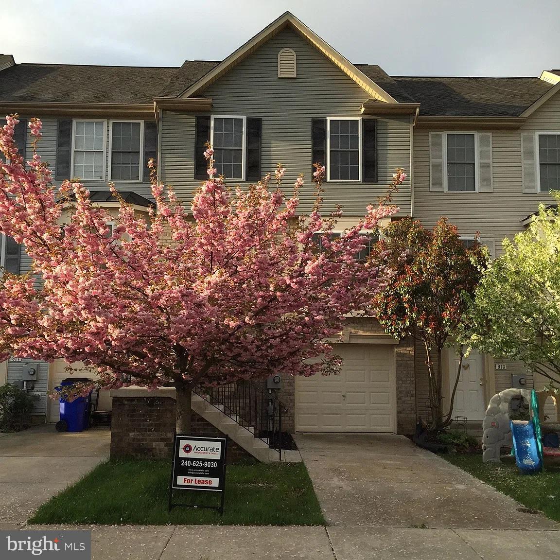 915 MERCER DR Property Photo 1