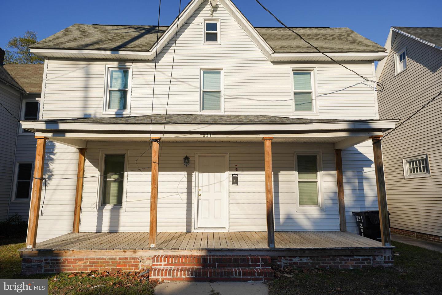 231 Newton St Property Photo 1