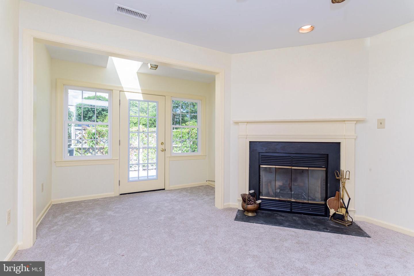 1004 Heron Ct Property Photo 6