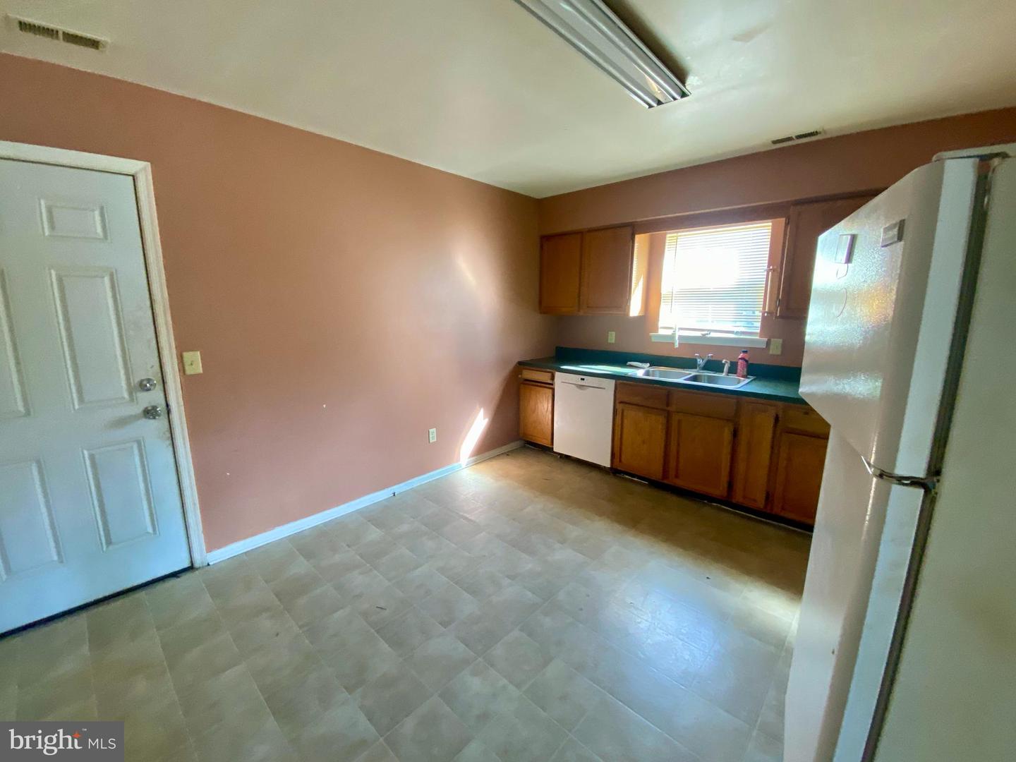 411 Dover St Property Photo 6