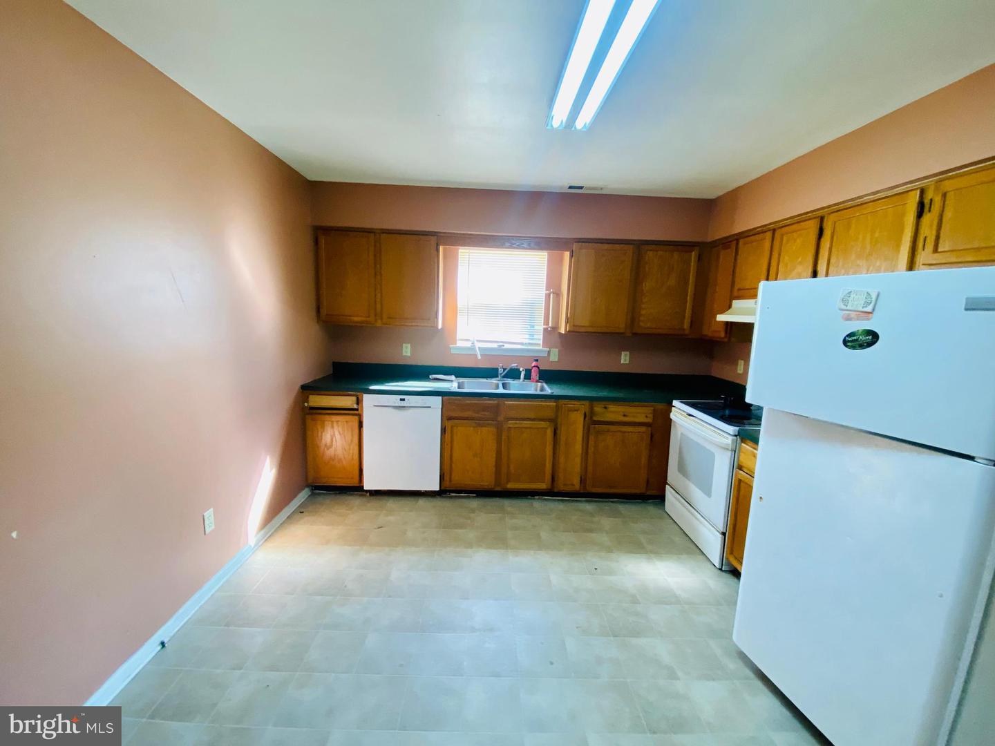 411 Dover St Property Photo 9