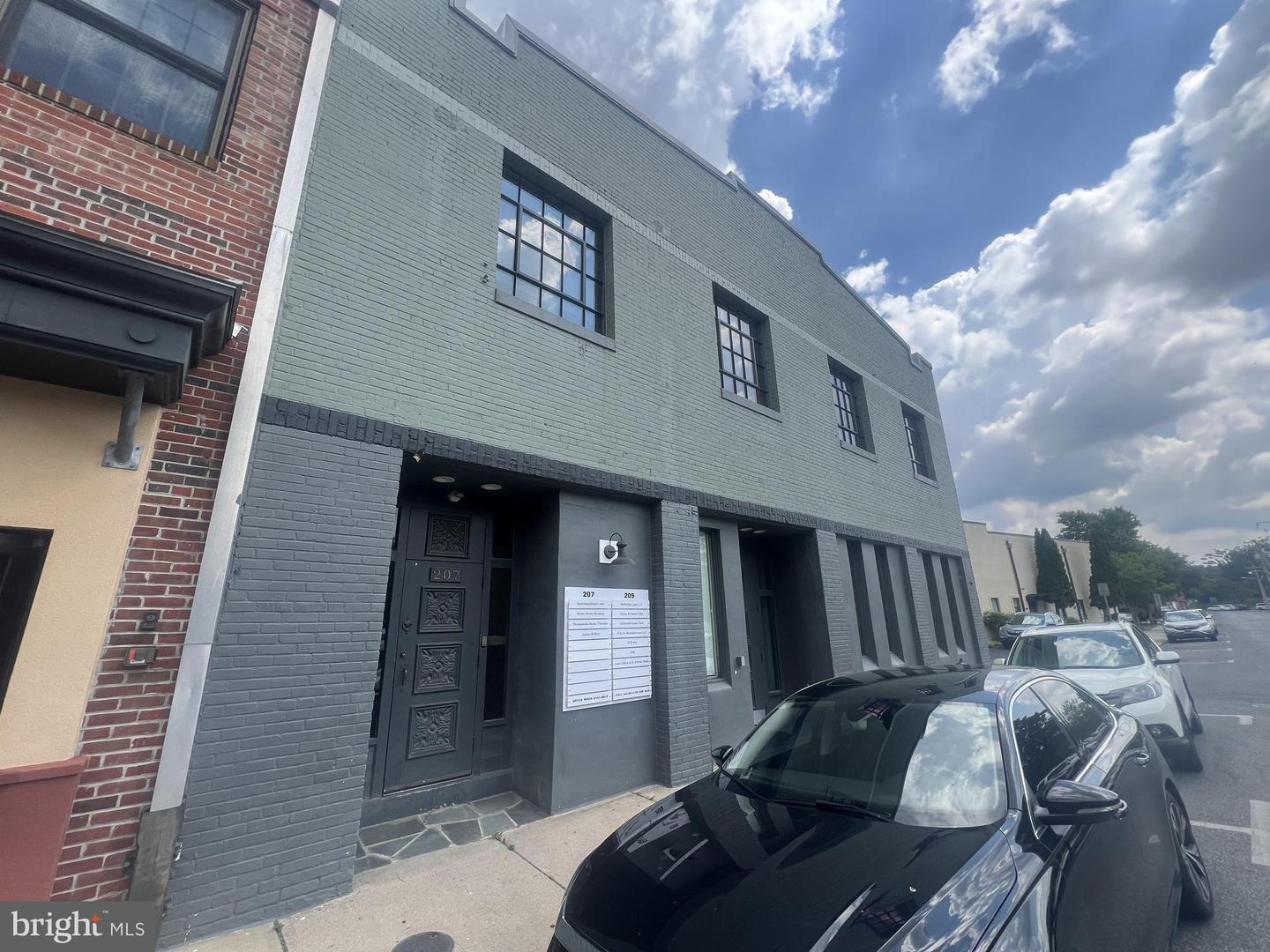 207 E Market St Property Photo 1