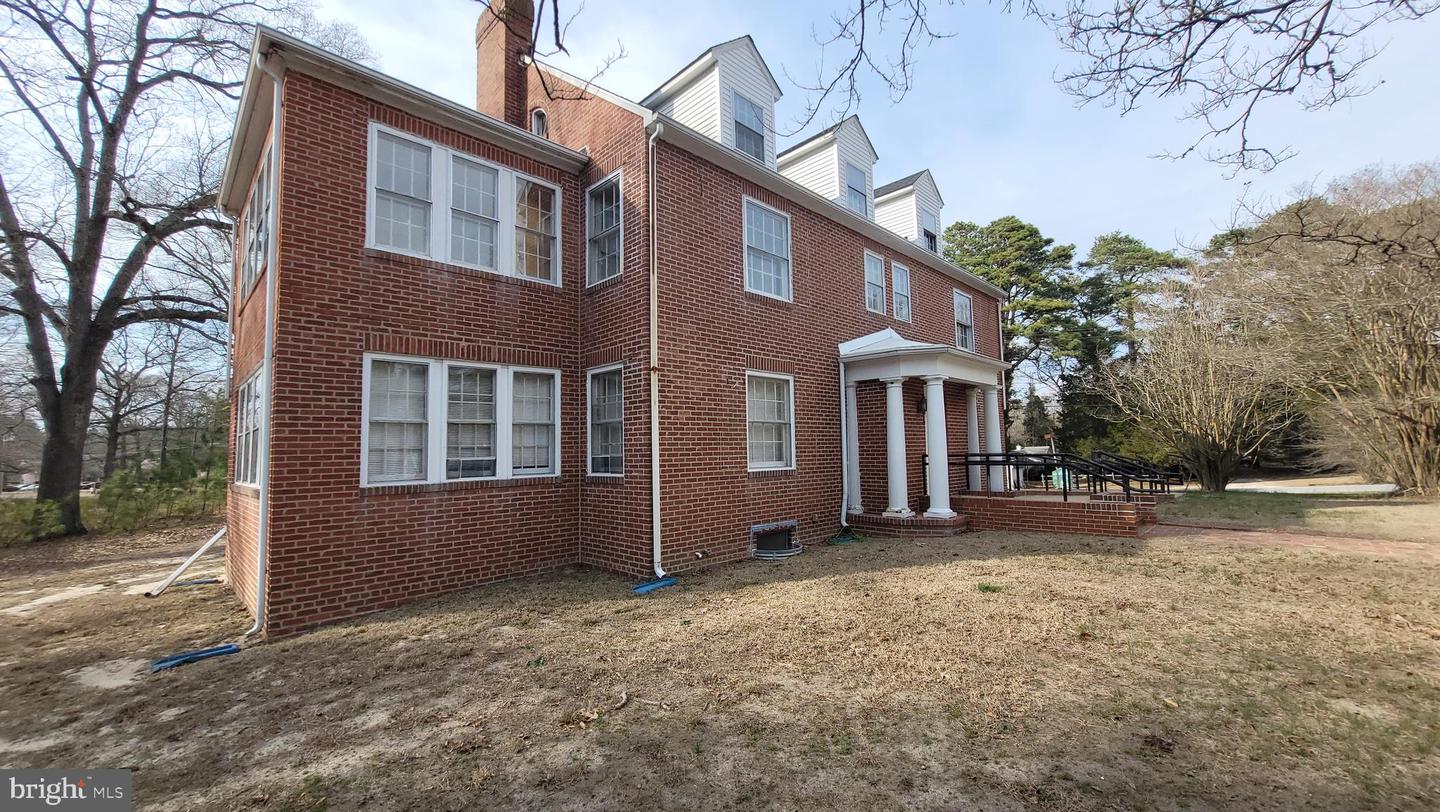 1500 Riverside Dr Property Photo 10