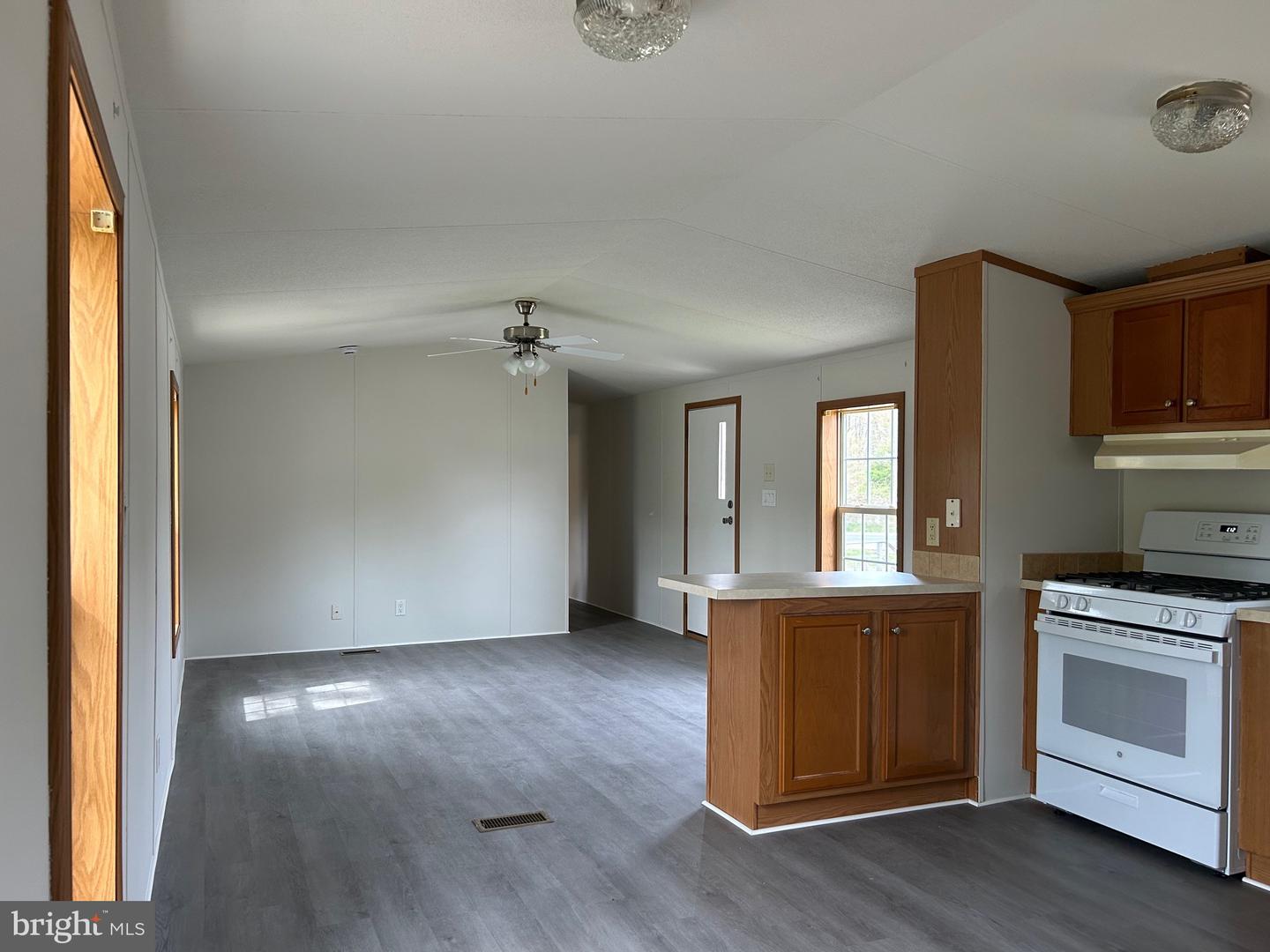 5875 Peach St Property Photo 5