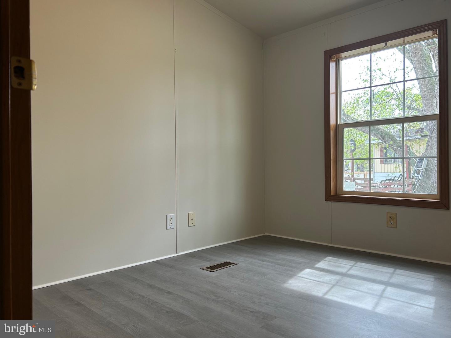 5875 Peach St Property Photo 16