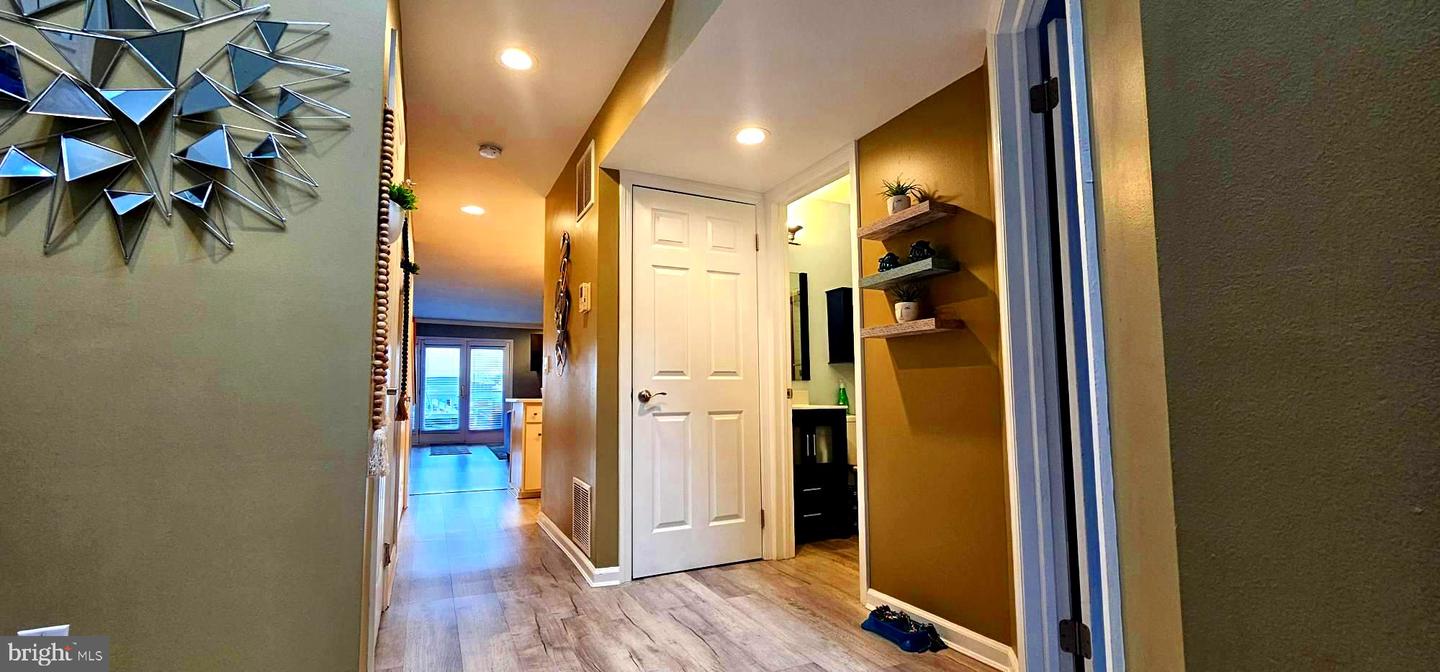 660 River Oak Ct Property Photo 3