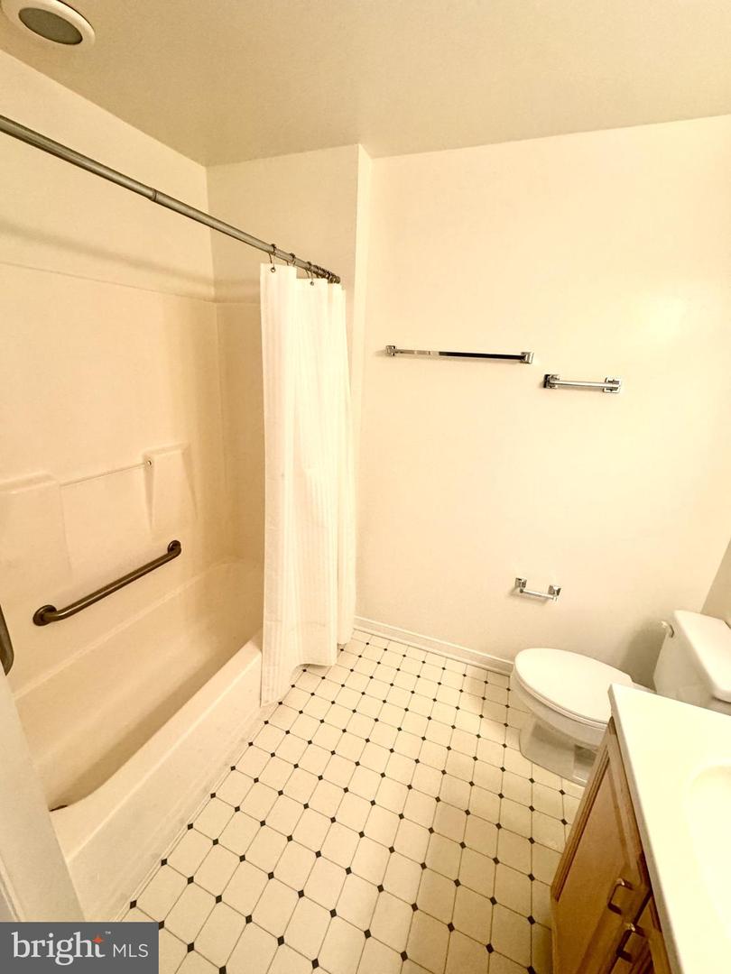 1105 S Schumaker Dr #b-200 Property Photo 12