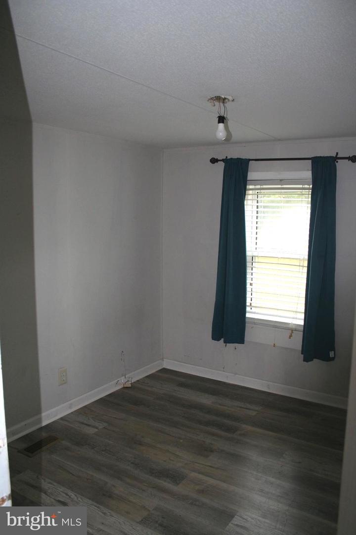 5850 Brook St Property Photo 6